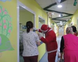 Zaposleni i osuđena lica KPZ Padinska skela donirali novogodišnje paketiće malim pacijentima na Institutu za majku i dete  