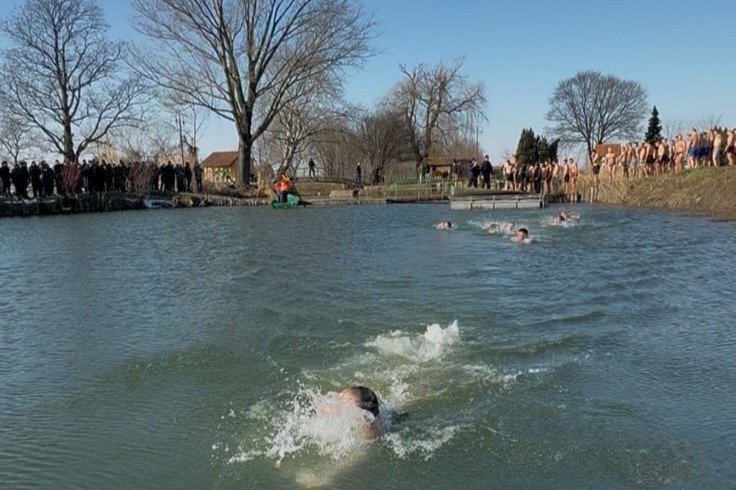 ZAJEDNI&Scaron;TVO U DUHU BOGOJAVLJANJA: Uprava za izvr&scaron;enje krivičnih sankcija po drugi put organizovala plivanje za Časni krst