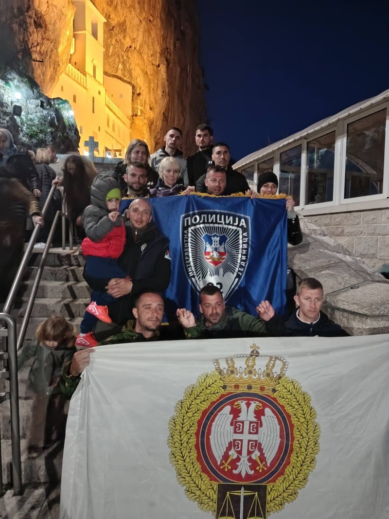 Komandiri OZ Beograd, uz blagoslov patrijarha Porfirija, pe&scaron;ačili 15 dana od Beograda do Ostroga za ozdravljenje dvoje mali&scaron;ana